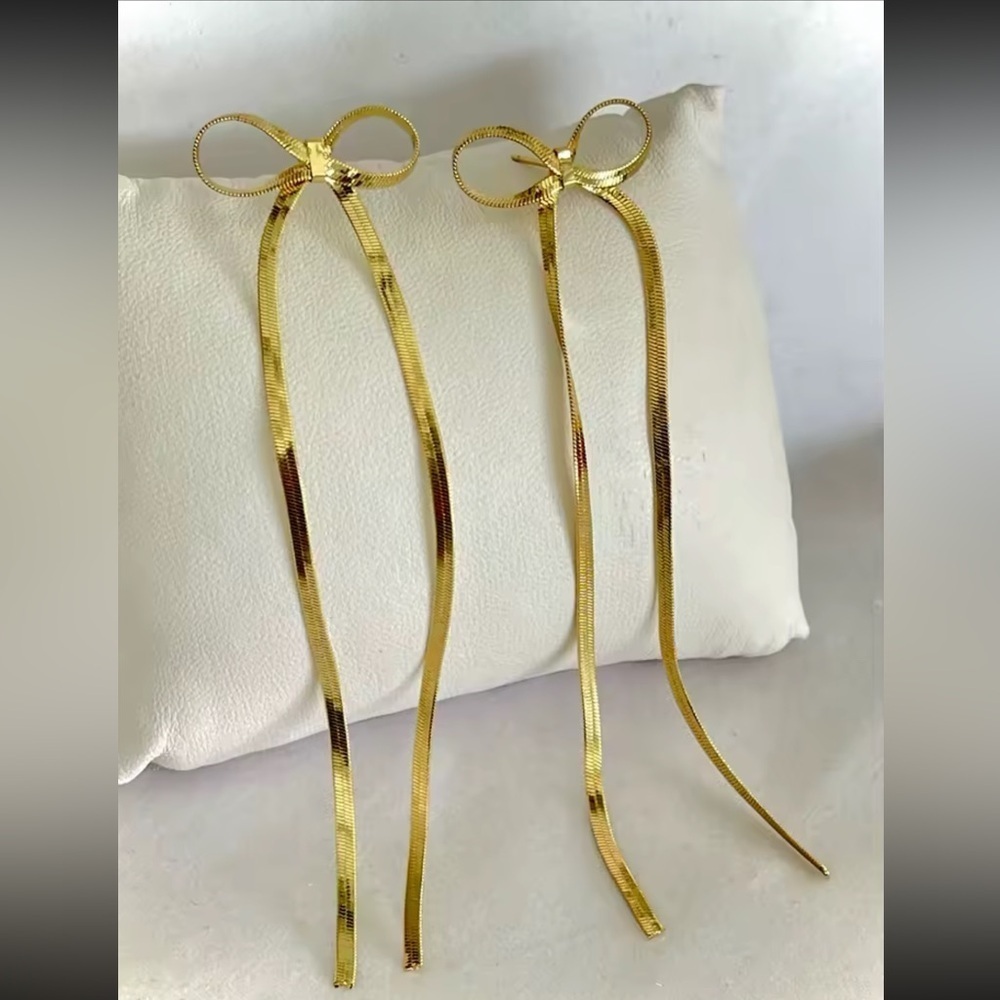 Chic Gold Bow Earrings – Minimalist Ribbon Style - Picture 6 of 7